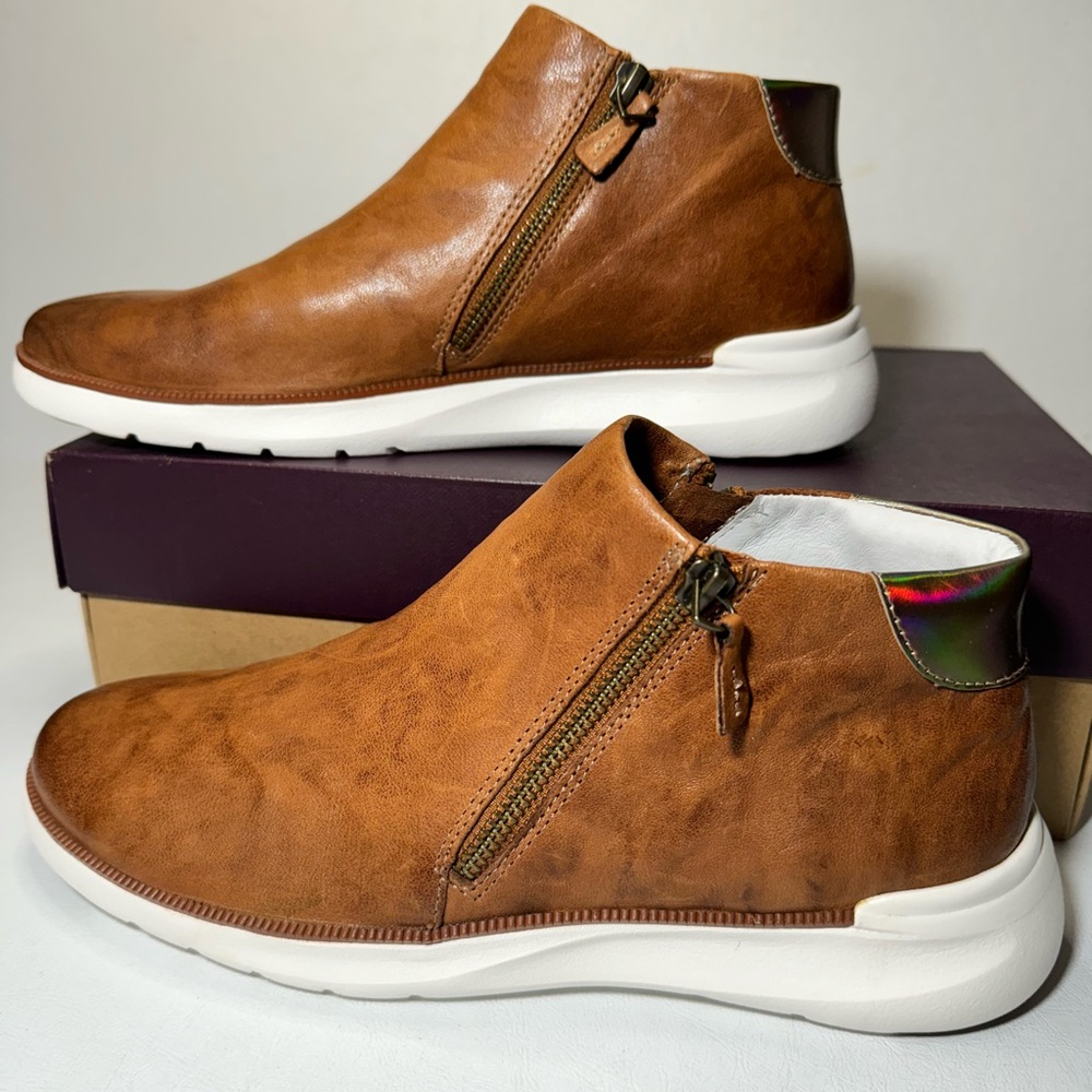 Johnston & Murphy Emery Leather Zip Sneaker Booties
Casual comfy summer classic